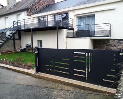 Escalier, portail, terrasse.